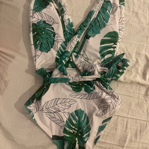 Cupshe Bathing Suit - Picture 2 of 3